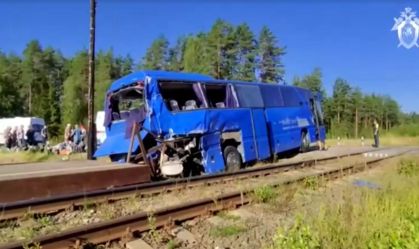 Ônibus é atingido por trem na Rússia e ao menos uma pessoa morre na colisão
