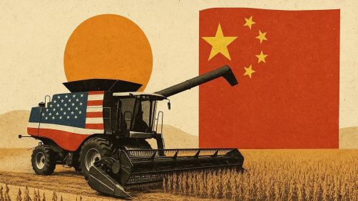 Colheitadeira de soja com a bandeira dos EUA e uma bandeira da China ao fundo