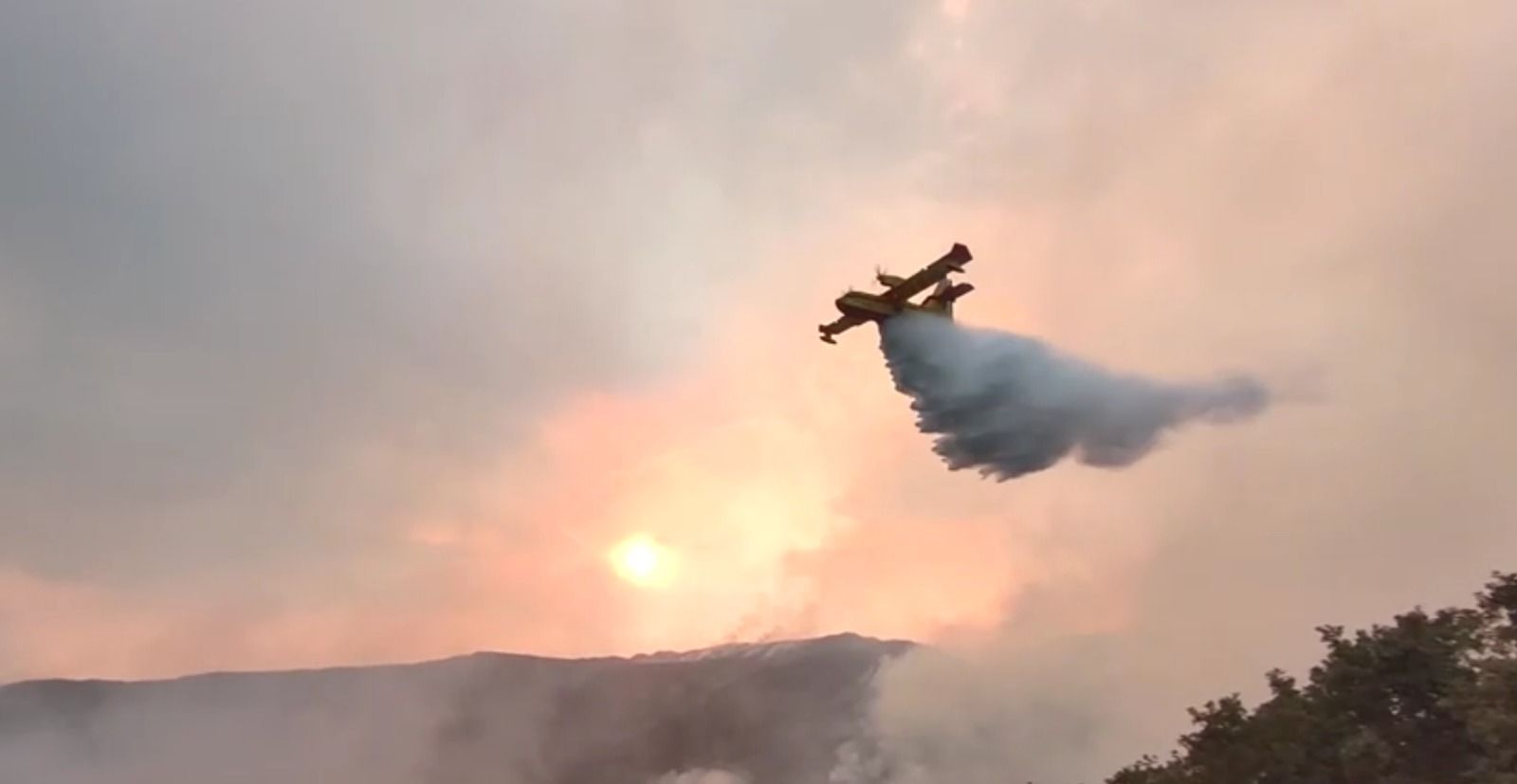 Avião combate incêndio florestal na Espanha
