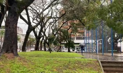 Porto Alegre tem alagamento, queda de árvore e falta de energia nesta manhã