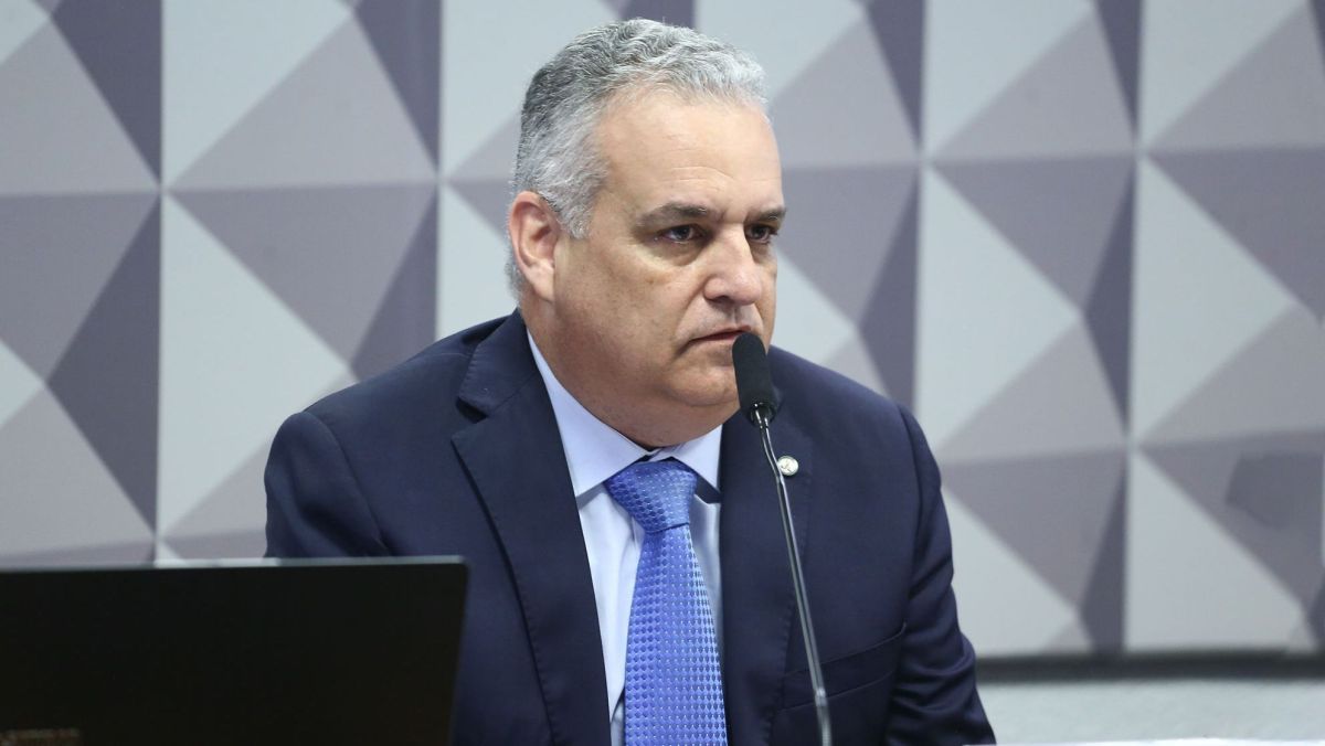 Flávio inclui parentes ao defender fim da reeleição em possível mandato