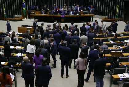 Na mira após tumulto, oposição recorre ao Centrão para pacote anti-STF