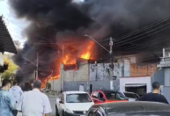 Vídeo: incêndio atinge fábrica de colchões na zona leste de São Paulo
