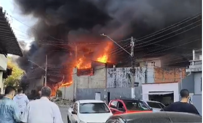 Vídeo: incêndio atinge fábrica de colchões na zona leste de São Paulo