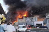 Vídeo: incêndio atinge fábrica de colchões na zona leste de São Paulo