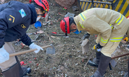 Bombeiros enfrentam risco de novas explosões e cobras em fábrica no PR