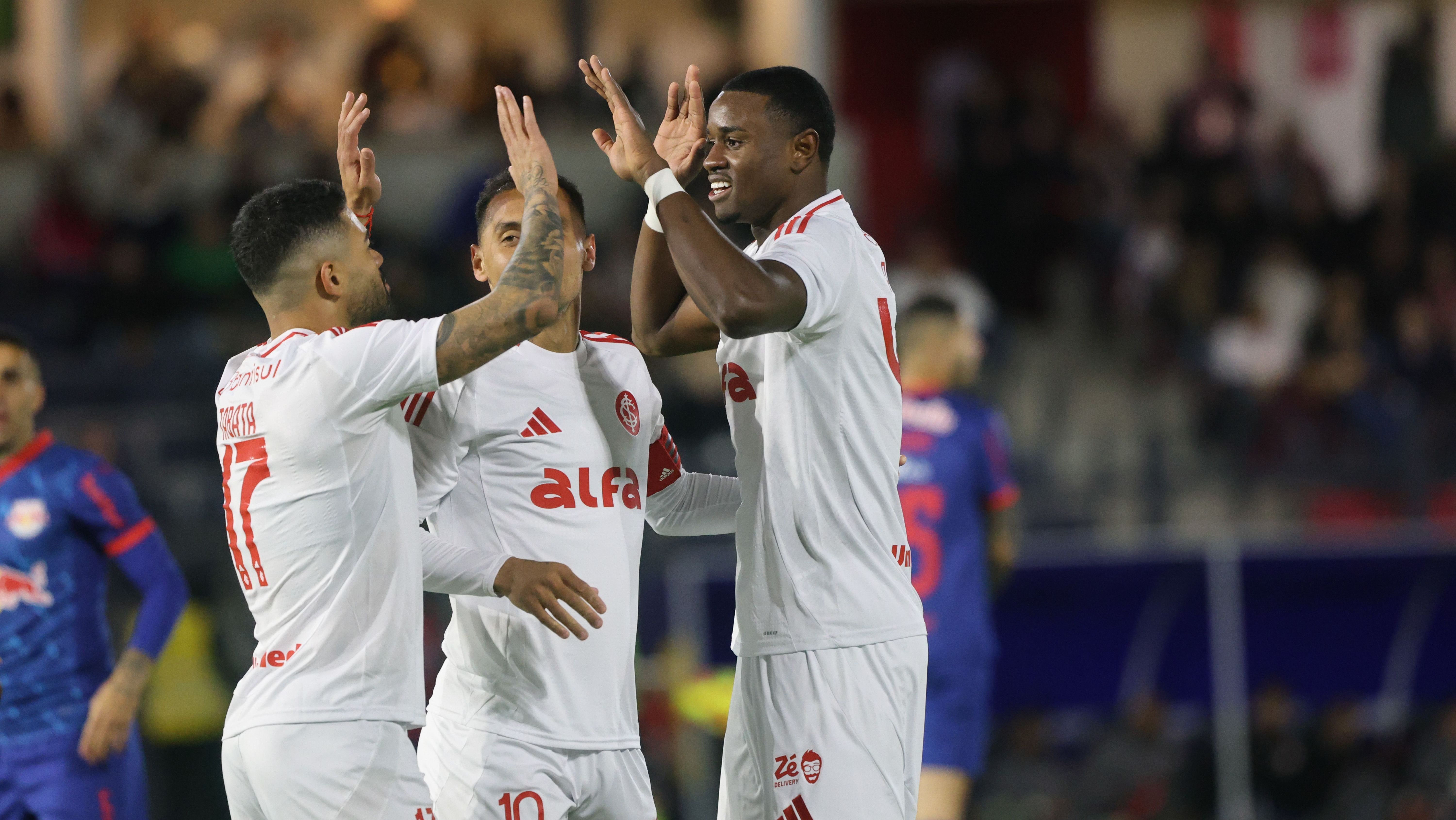 Jogadores do Inter comemoram gol sobre o Bragantino