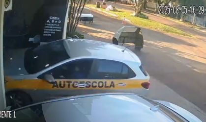 Aluna invade autoescola durante tentativa de baliza no Paraná; veja vídeo