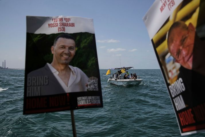 Parentes e apoiadores da libertação de reféns mantidos pelo Hamas navegam pela costa de Ashkelon • Leo Correa/AP via CNN Newsource