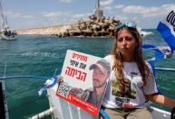 Famílias de reféns israelenses navegam até Gaza e pedem fim da guerra