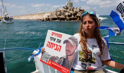 Famílias de reféns israelenses navegam até Gaza e pedem fim da guerra