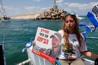 Famílias de reféns israelenses navegam até Gaza e pedem fim da guerra
