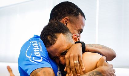Vídeo: elenco do Bahia faz festa para Jean Lucas após convocação da Seleção