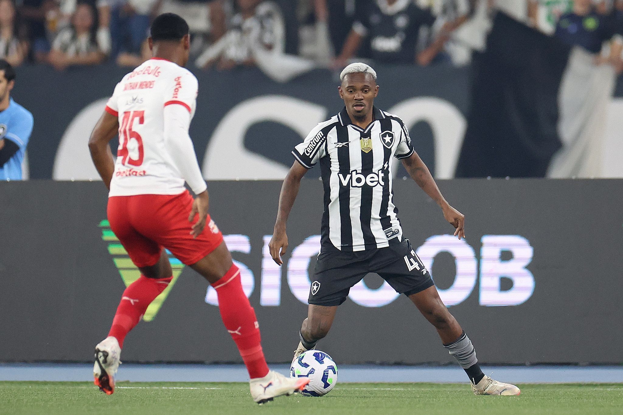 Jeffinho, do Botafogo, em lance contra Nathan Mendes, do Red Bull Bragantino