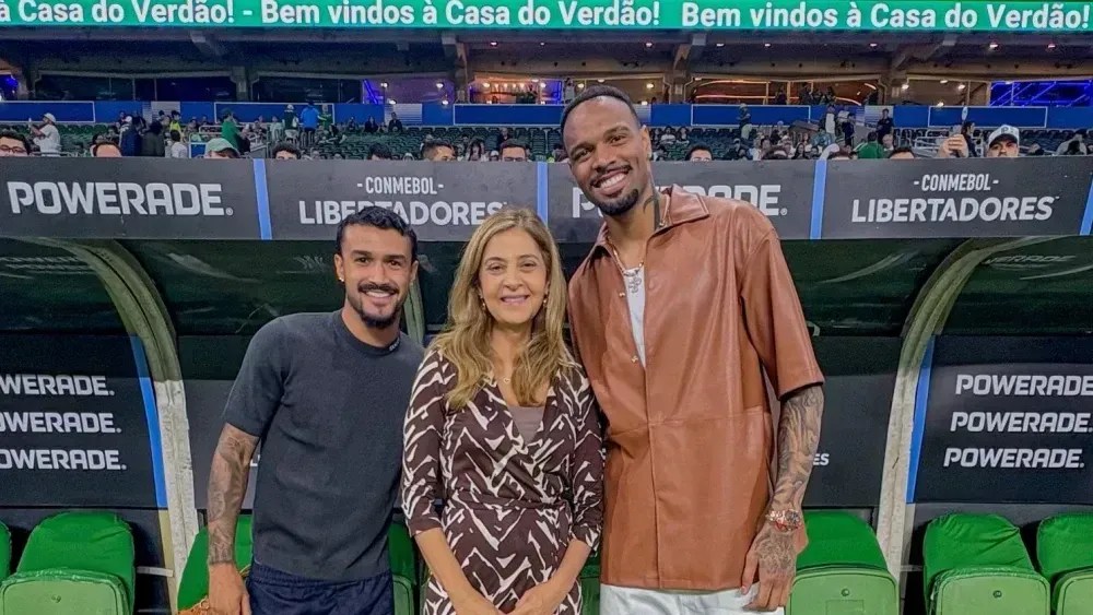 Jefté e Carlos Miguel ao lado de Leila Pereira, presidente do Palmeiras