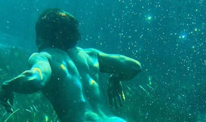 Jesuíta Barbosa surge nu em foto durante mergulho