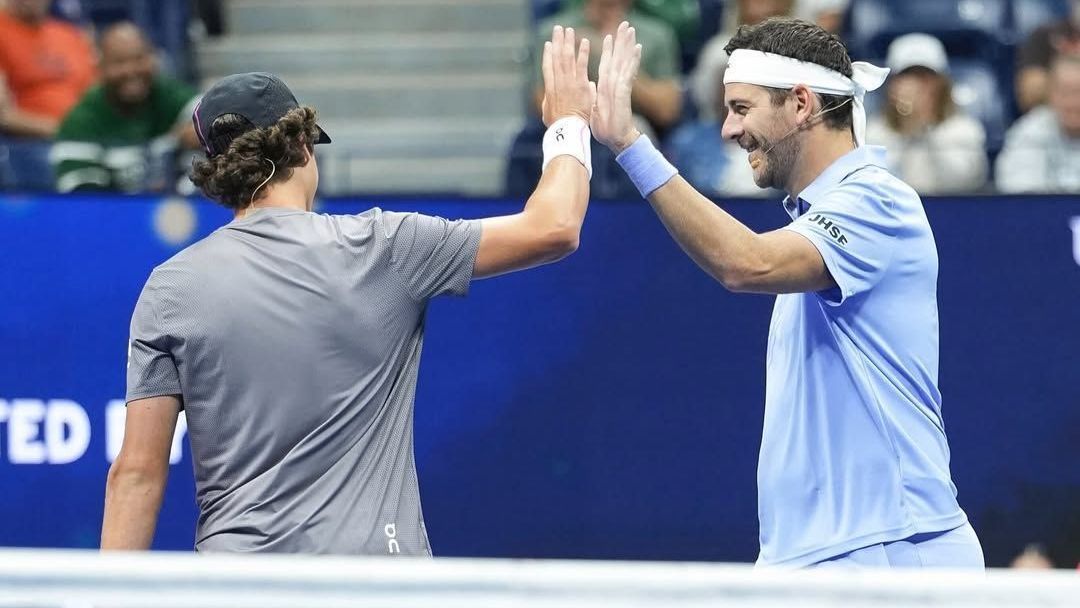 João Fonseca e o argentino Juan Martín del Potro jogando juntos em torneio de exibição