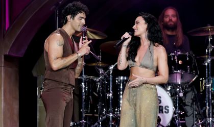 Demi Lovato faz aparição surpresa no show dos Jonas Brothers; veja