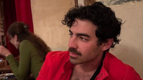 Joe Jonas cresceu com a mãe e três irmãos: Kevin, Nick e Frankie