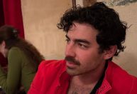 Joe Jonas fala sobre crescer com irmãos e criar filhas meninas: "Diferente"