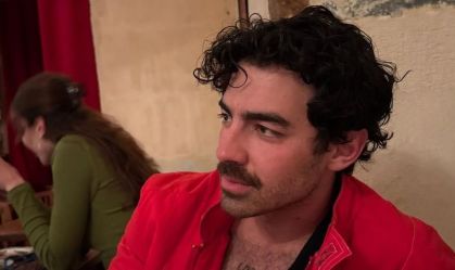 Joe Jonas fala sobre crescer com irmãos e criar filhas meninas: "Diferente"