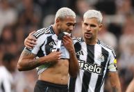 Convocado por Ancelotti, Joelinton se lesiona e deixa jogo do Newcastle