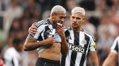 Joelinton lamenta lesão e deixa o campo contra o Liverpool