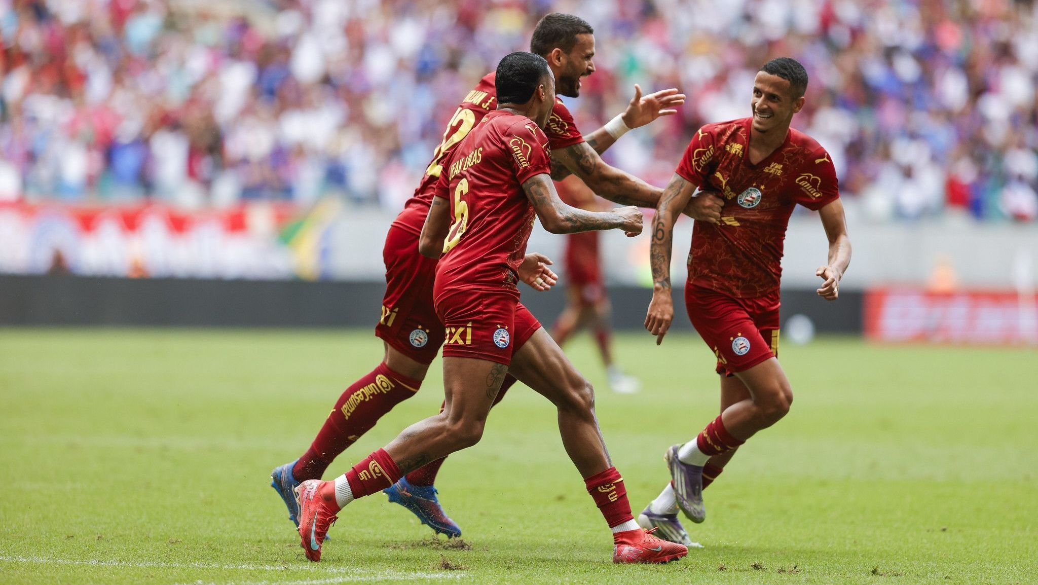 Jogadores do Bahia comemorando o gol contra o Santos, pelo Brasileirão