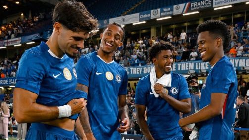 Jogadores do Chelsea comemoram vitória contra o Leverkusen