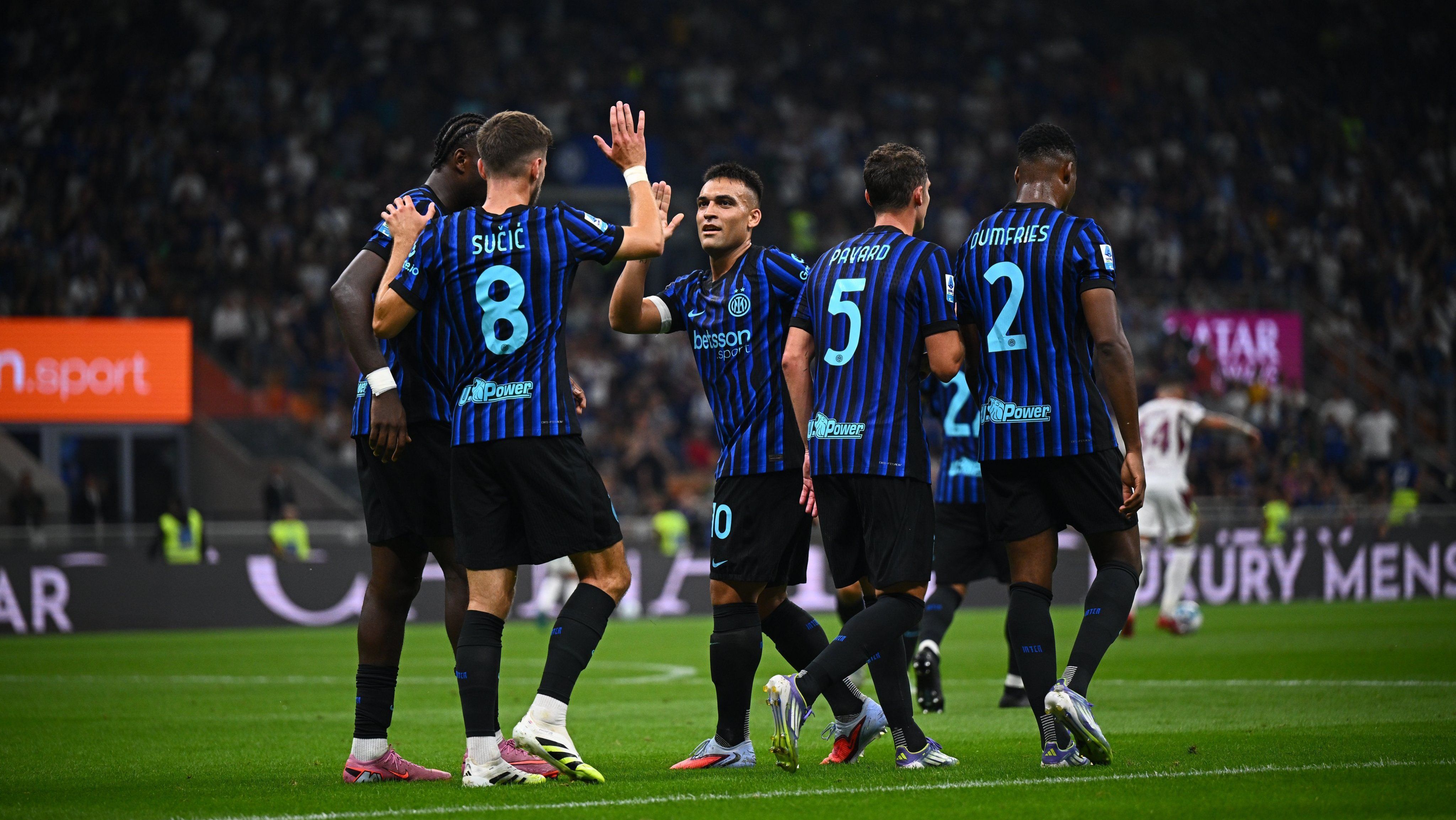 Jogadores da Inter de Milão comemorando um dos gols na goleada pelo Campeonato Italiano