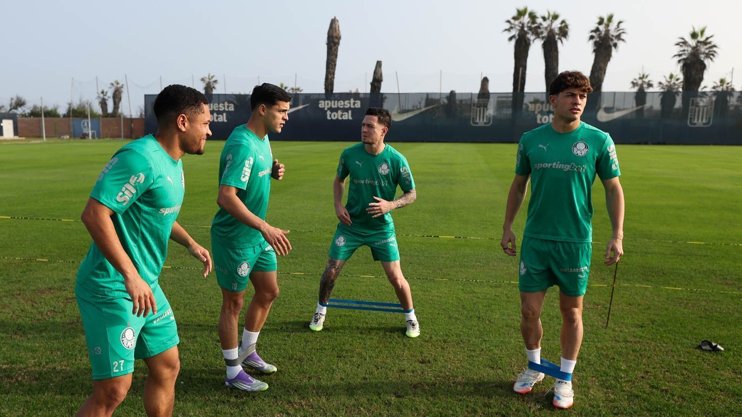 Jogadores do Palmeiras em treino no Peru