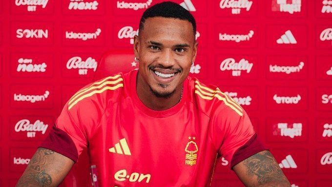 Goleiro John assinou contrato com o Nottingham Forest, da Inglaterra