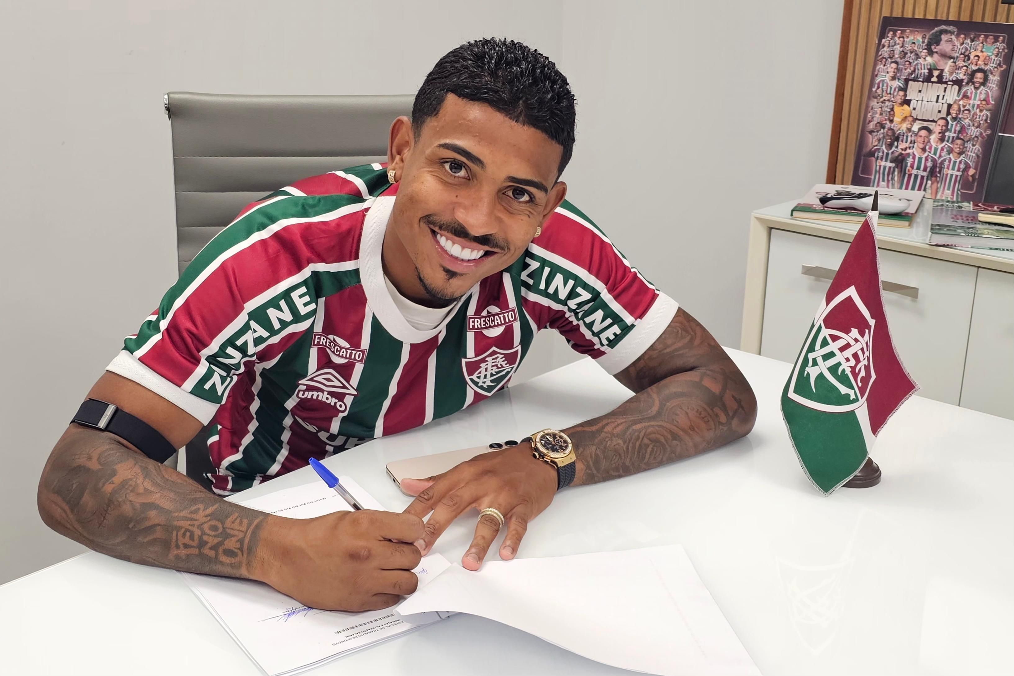 John Kennedy, atacante do Fluminense, assinando sua renovação de contrato