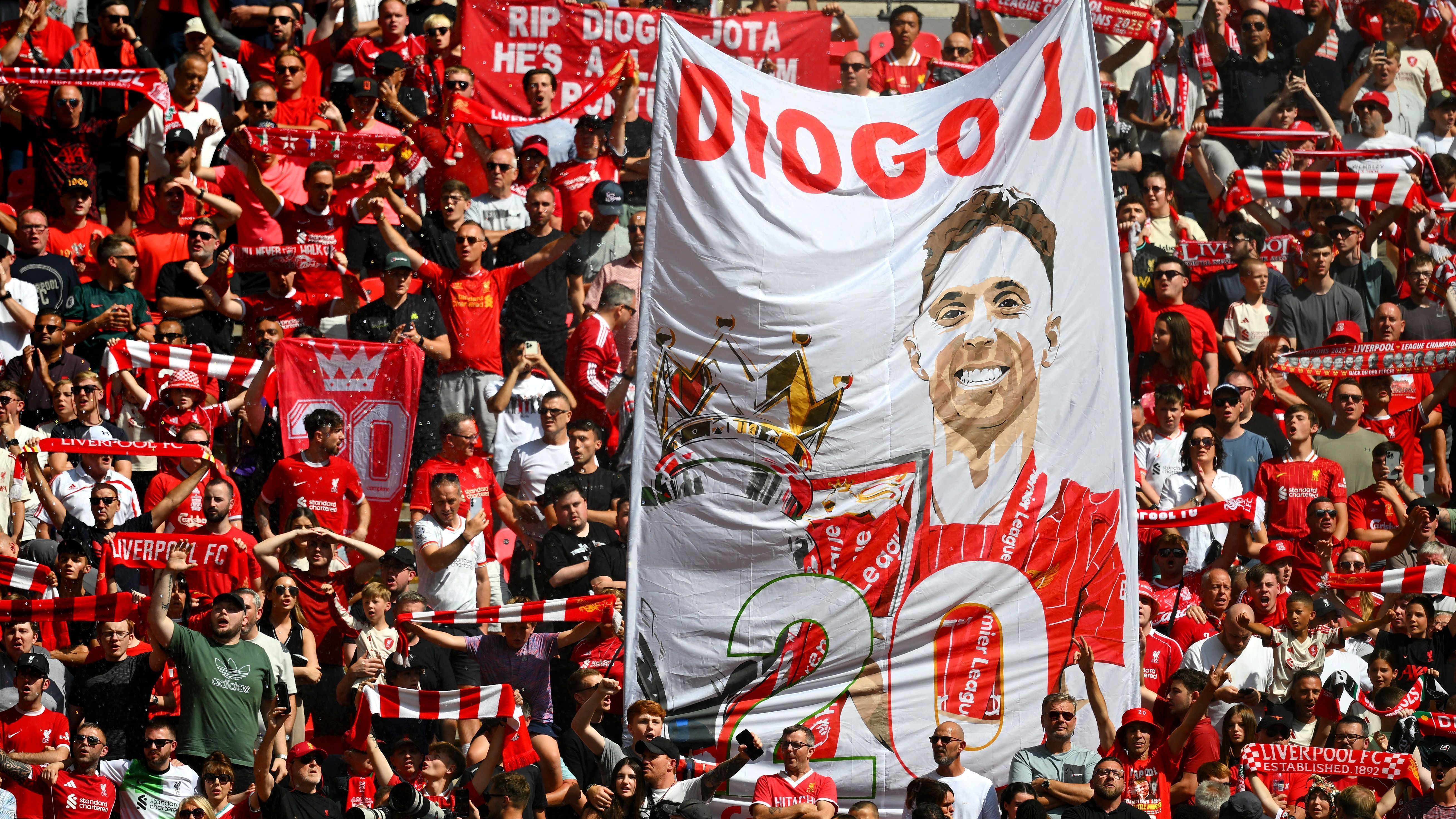Torcida do Liverpool homenageia Diogo Jota antes da final da Supercopa da Inglaterra