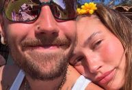 Justin Bieber abre álbum de fotos com a esposa, Hailey; veja
