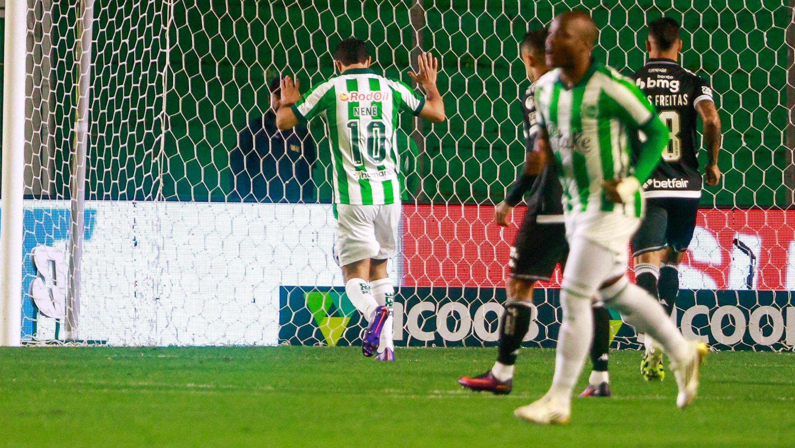 Nenê não comemora após marcar gol contra o Vasco pelo Juventude