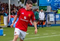 Com 15 anos, filho de Rooney pula etapas no United e sobe para o sub-19