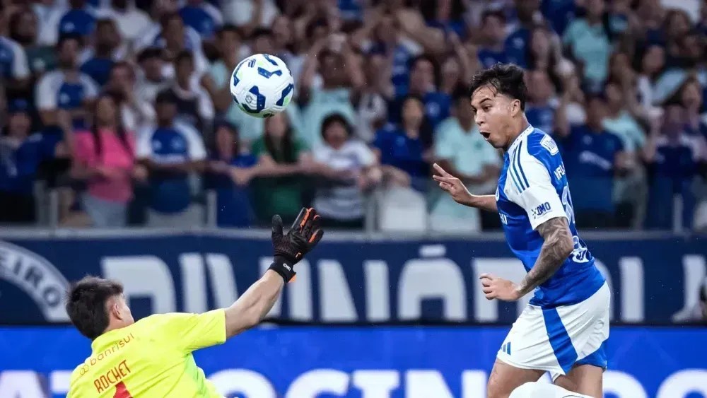 Kaio Jorge finaliza por cima de Rochet para marcar o gol da vitória do Cruzeiro sobre o Inter