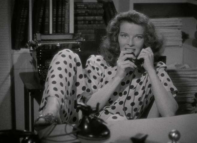 O visual cheio de bolinhas usado pela atriz Katharine Hepburn no filme de 1942, "A Mulher do Dia", estava entre seus estilos memoráveis ​​nas telas • Reprodução