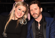 Ex-marido de Kelly Clarkson morre aos 48 anos, diz site