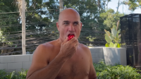 Gabriel Medina faz Kelly Slater provar morango do amor; veja reação