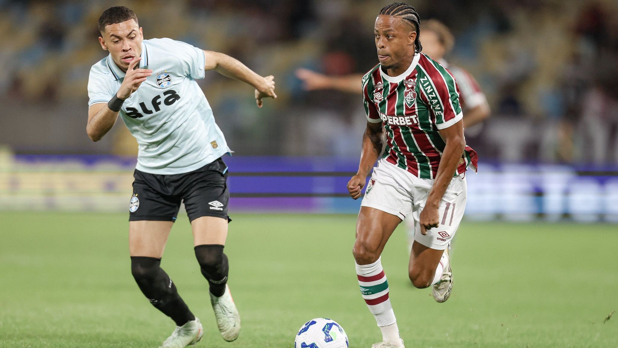Keno com a bola em partida contra o Grêmio pelo Brasileirão