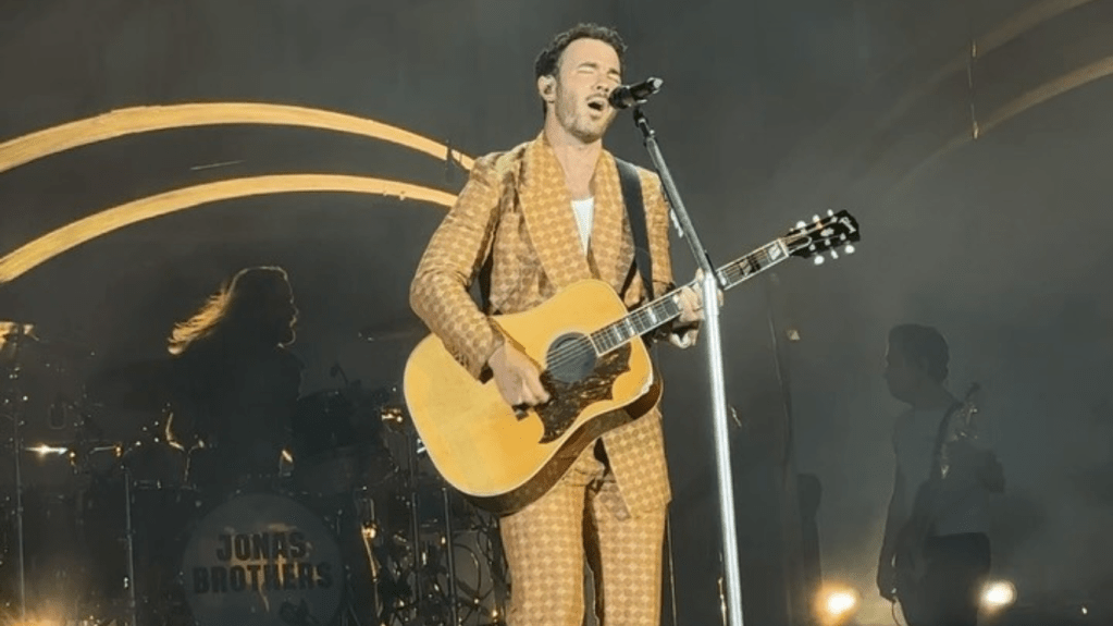 Kevin Jonas apresenta música solo pela 1ª vez em show; veja | CNN