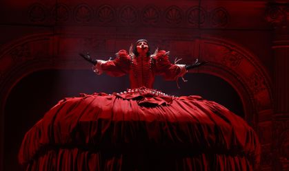 Lady Gaga usa Labubu em uma versão miniatura de seu look de show