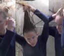 Como se lava o cabelo no espaço? Astronauta da ISS demonstra