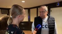 Chanceler da Rússia usa suéter da União Soviética ao chegar no Alasca