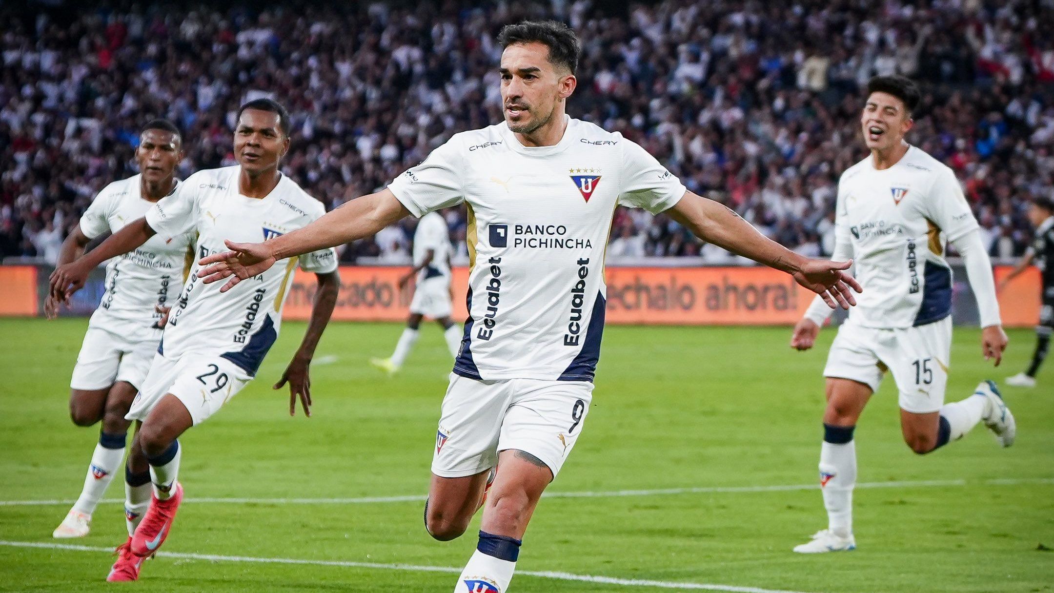 Lisandro Alzugaray comemorando seu gol pela LDU