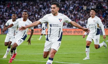 Lisandro Alzugaray comemorando seu gol pela LDU