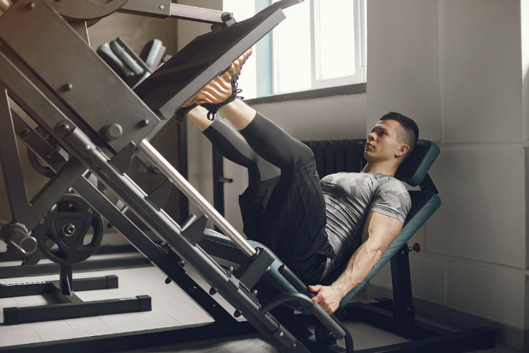 Leg press é uma ótima opção para quem quer ativar glúteos e ganhar força.