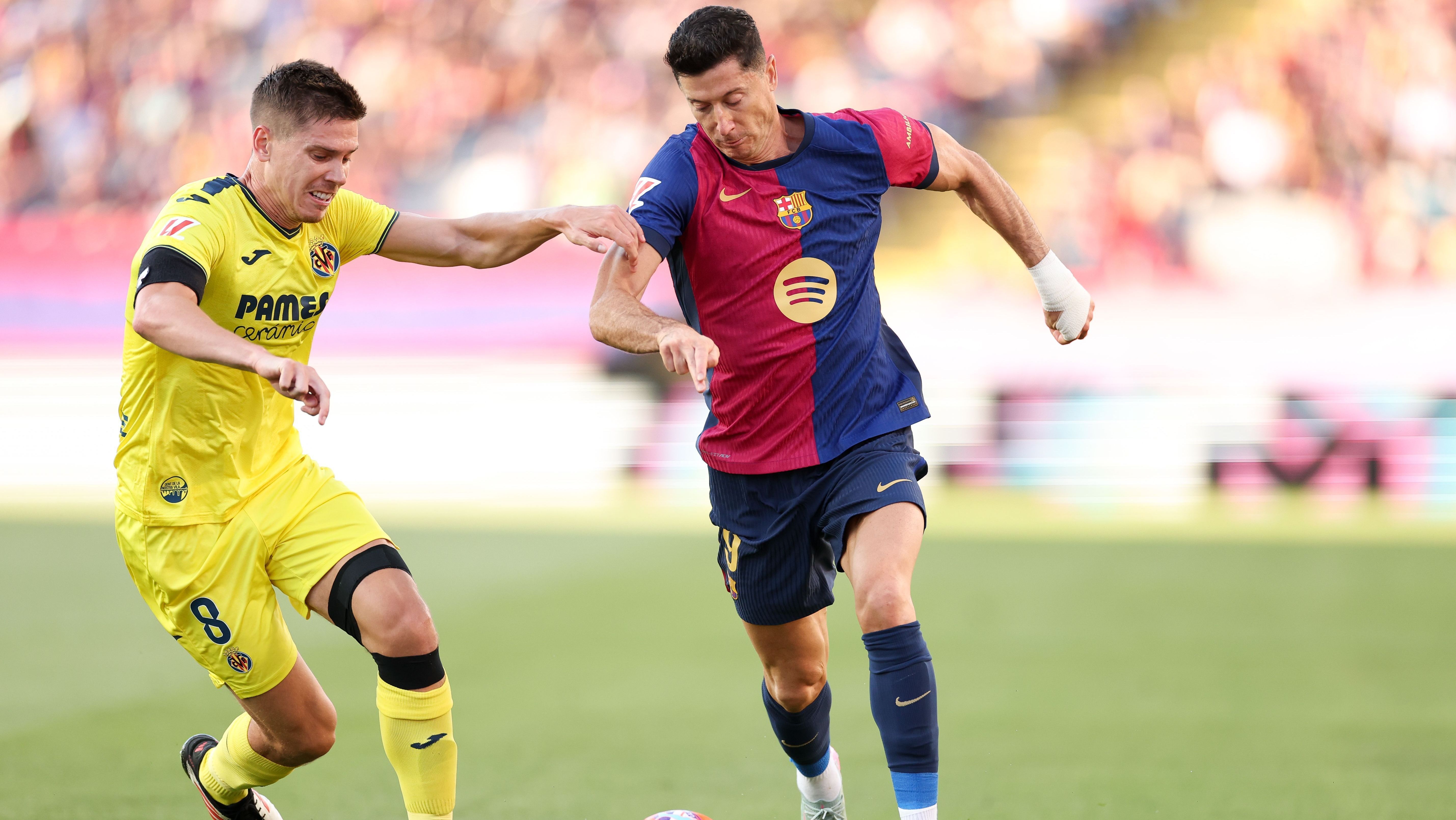 Lewandowski e Foyth disputam a bola em Barcelona x Villarreal, pelo Espanhol 2024-25